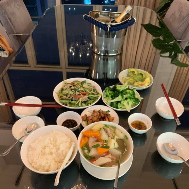 Khoe cơm ngon nhưng một câu nói của Trương Ngọc Ánh khiến nhiều người thắc mắc ảnh 2 truong ngoc anh khoe com ngon lien bi thac mac danh tinh nguoi nau vi mot cau noi - 3