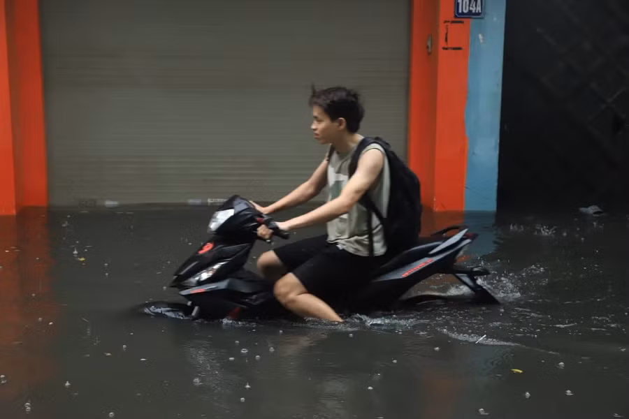 Hà Nội mưa lớn sáng 30/4, xe máy bơi trong biển nước