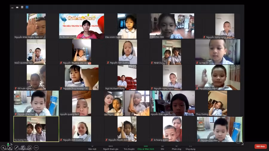 Tại nhiều tỉnh thành, học sinh vẫn học trực tuyến do ảnh hưởng của dịch bệnh.