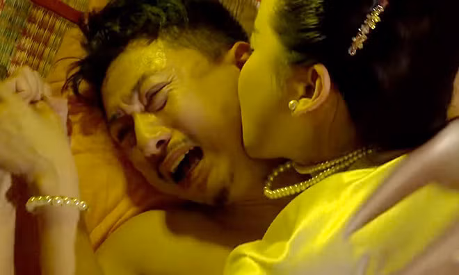 Cảnh cưỡng bức được bàn tán trong phim "Tiếng sét trong mưa" đang phát sóng.