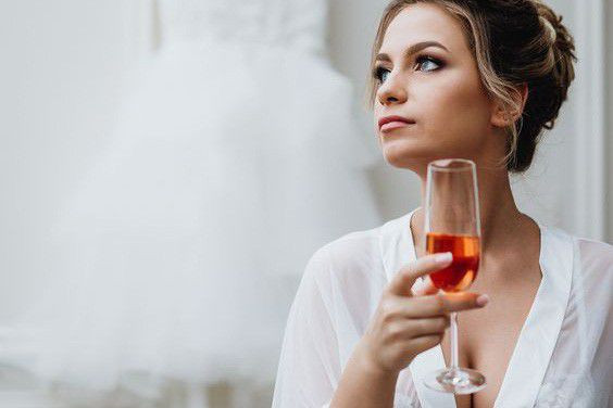 Kẻ thứ ba nào cũng có những dấu hiệu này, các bà vợ hãy cẩn trọng! - 1 Kẻ thứ ba nào cũng có những dấu hiệu này, các bà vợ hãy cẩn trọng! - 1