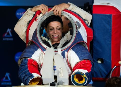NASA ra mắt trang phục giúp phi hành gia đi lại thoải mái trên Mặt Trăng ảnh 2 Chú thích ảnh