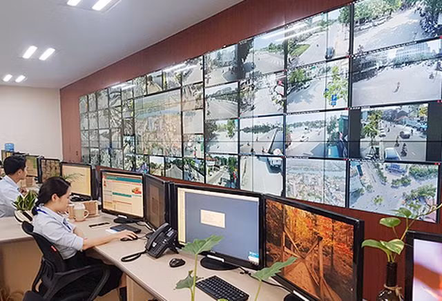 Từ Trung tâm Giám sát, điều hành đô thị thông minh tỉnh Thừa Thiên Huế sẽ giám sát các hoạt động camera, các nguồn dữ liệu kết nối camera địa phương và thông tin người dân cung cấp để xử phạt "nguội" vi phạm giao thông từ 1/11