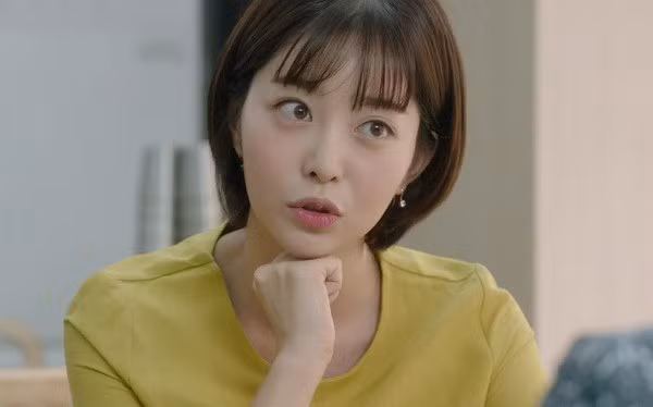 Ngày đầu ra mắt, nàng dâu làm vỡ tan mâm bát đũa, nấu canh thì mặn đắng nhưng mẹ chồng tương lai vẫn tuyên bố "cưới gấp", lý do khiến con dâu tái mặt run rẩy - Ảnh 2.