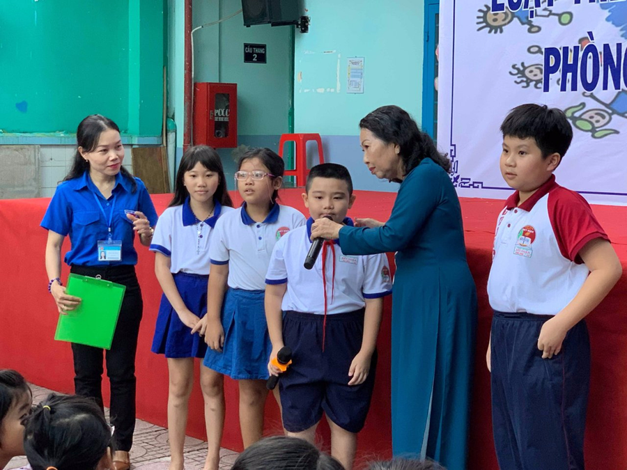 Bà Trần Thị Ngọc Nữ trong một buổi tuyên truyền về phòng, chống xâm hại trẻ em Bà Trần Thị Ngọc Nữ trong một buổi tuyên truyền về phòng, chống xâm hại trẻ em
