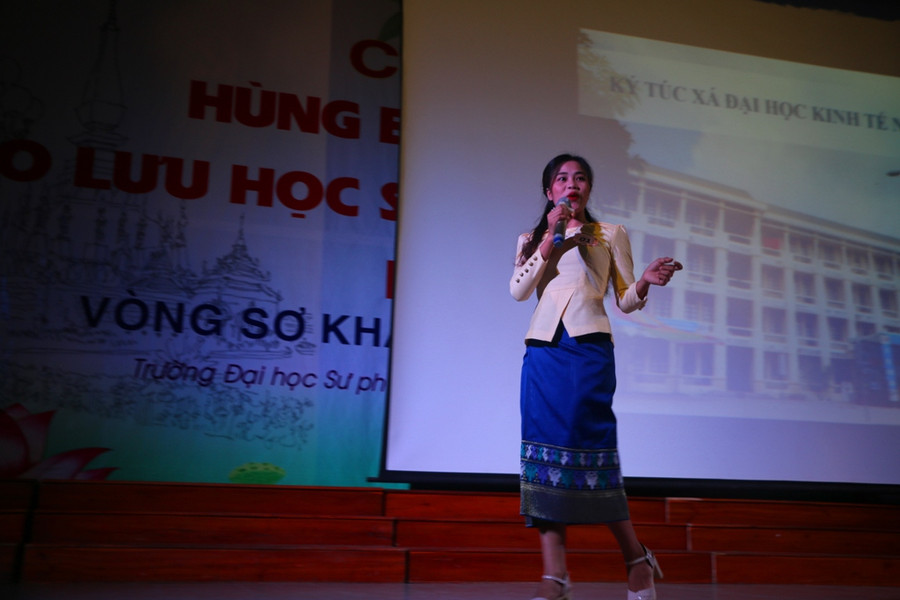 Phần thi hùng biện của lưu học sinh Lào đến từ ĐH Vinh Phần thi hùng biện của lưu học sinh Lào đến từ ĐH Vinh