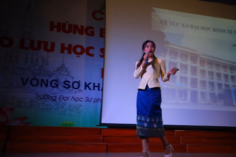 Phần thi hùng biện của lưu học sinh Lào đến từ ĐH Vinh