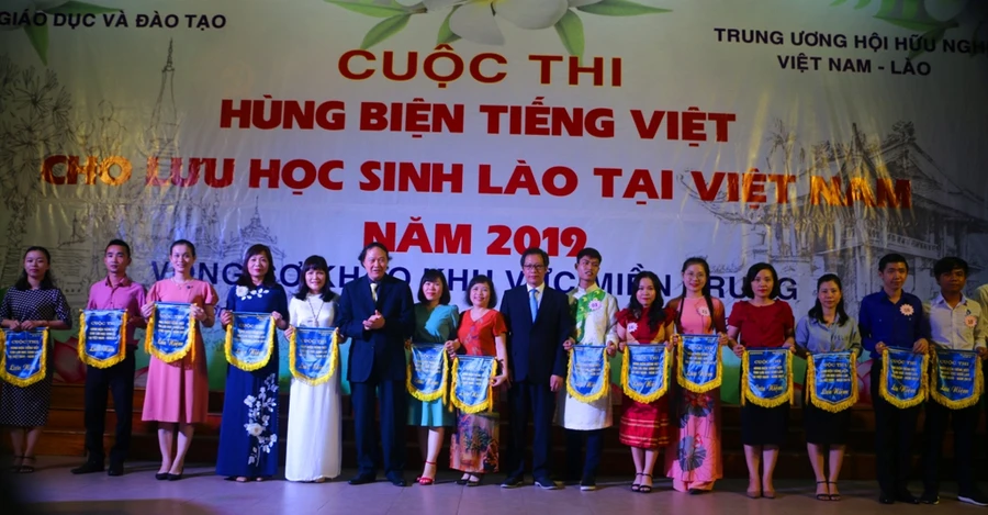 Đại diện các trường có thí sinh dự thi chụp hình lưu niệm cùng ban tổ chức