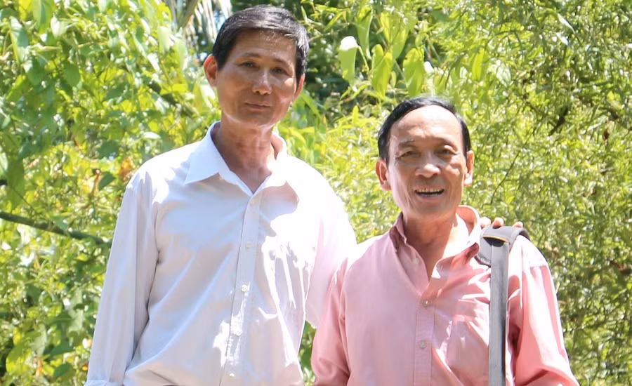 Tác giả bài báo (phải) và thầy giáo Nguyễn Minh Hoàng ở Trà Vinh