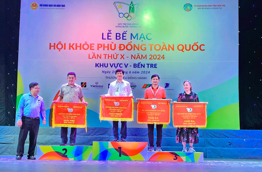 Các đoàn được trao giải tại lễ bế mạc Hội khỏe Phù Đổng khu vực V.