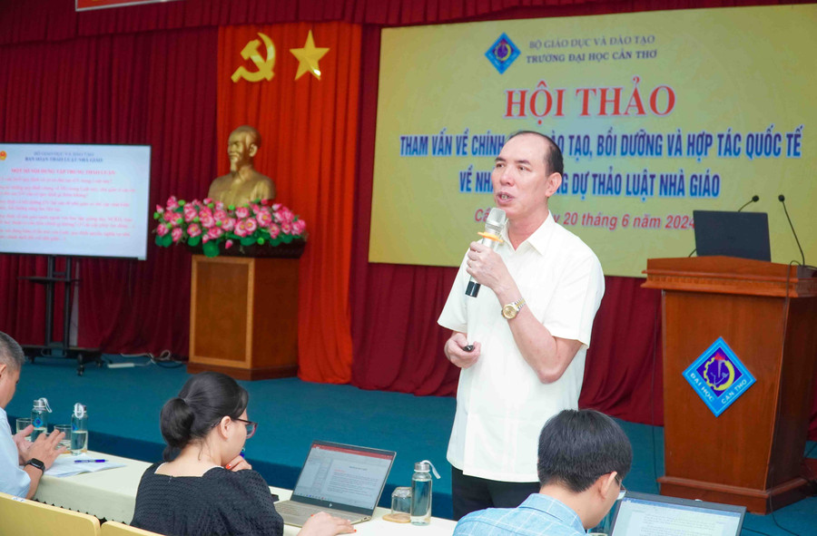 Ông Đặng Văn Bình, Phó Cục trưởng Cục Nhà giáo và cán bộ quản lý giáo dục thông tin về dự án Luật Nhà giáo. Ông Đặng Văn Bình, Phó Cục trưởng Cục Nhà giáo và cán bộ quản lý giáo dục thông tin về dự án Luật Nhà giáo.