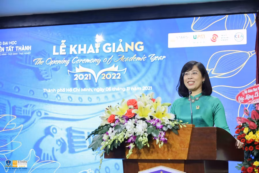 TS Trần Ái Cầm- Hiệu trưởng Trường ĐH Nguyễn Tất Thành phát biểu tại lễ kỉ niệm 39 năm ngày Nhà giáo Việt Nam và lễ khai giảng năm học mới