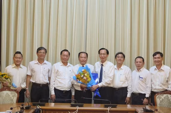 Phó Chủ tịch UBND thành phố Hồ Chí Minh Lê Thanh Liêm trao quyết định cho đồng chí Nguyễn Hoài Nam.