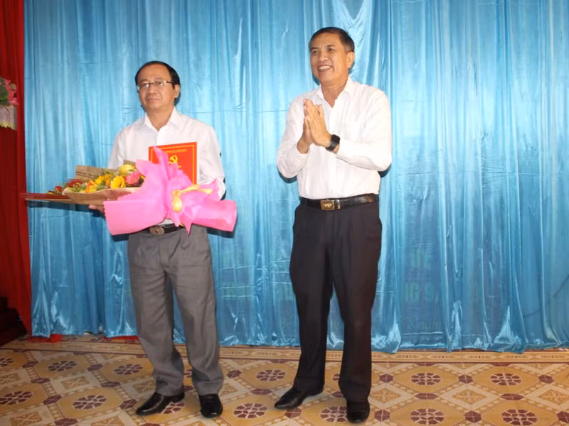 Chủ tịch UBND tỉnh Bến Tre Cao Văn Trọng trao quyết định và chúc mừng đồng chí Nguyễn Văn Dũng.