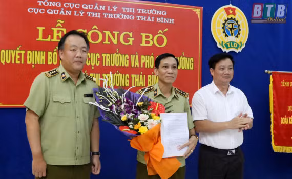 Lãnh đạo Tổng cục Quản lý thị trường và lãnh đạo tỉnh Thái Bình trao quyết định và chúc mừng đồng chí Nguyễn Văn Nghiên