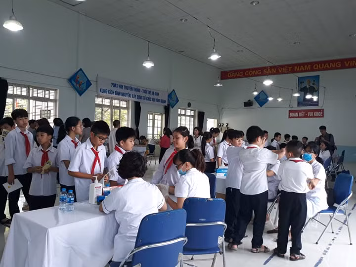 Học sinh trường THCS Hạ Đình xếp hàng khám bệnh.