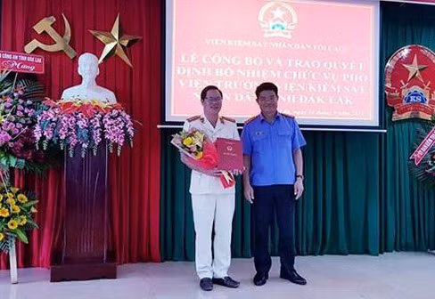 Phó Viện trưởng VKSNDTC Nguyễn Huy Tiến trao quyết định và chúc mừng đồng chí Nguyễn Xuân Hòa
