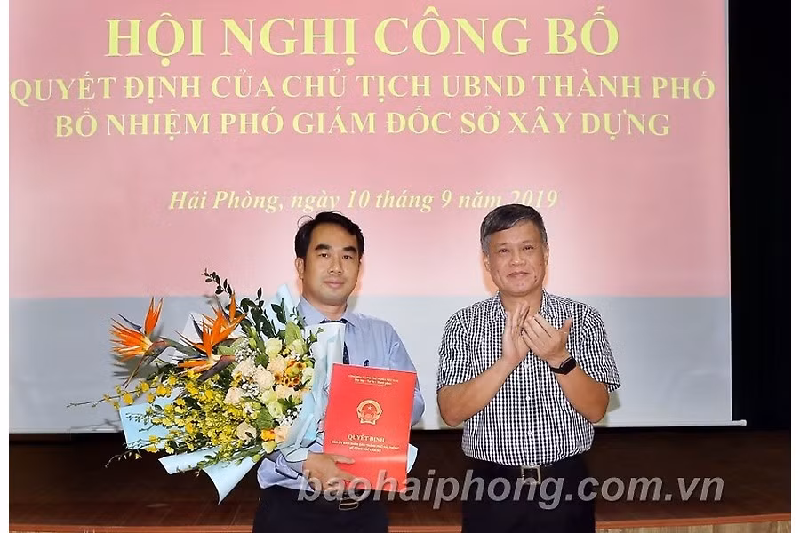Phó Chủ tịch UBND thành phố Hải Phòng Nguyễn Xuân Bình trao quyết định và chúc mừng đồng chí Nguyễn Minh Tuấn.