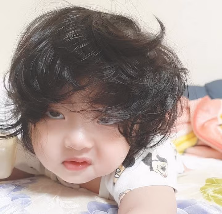 Bé gái này trông khá vui vẻ khi tỉnh dậy sau một giấc ngủ ngon lành.