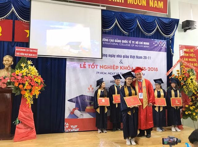 Một tân khoa trong ngày vui tốt nghiệp của mình