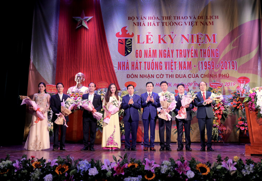 Bộ trưởng Bộ Văn hóa Thể thao và Du lịch tặng hoa chúc mừng các nghệ sĩ của Nhà hát Tuồng Việt Nam được phong tặng danh hiệu NSND, NSƯT năm 2019. Ảnh: Minh Hà. Bộ trưởng Bộ Văn hóa Thể thao và Du lịch tặng hoa chúc mừng các nghệ sĩ của Nhà hát Tuồng Việt Nam được phong tặng danh hiệu NSND, NSƯT năm 2019. Ảnh: Minh Hà.