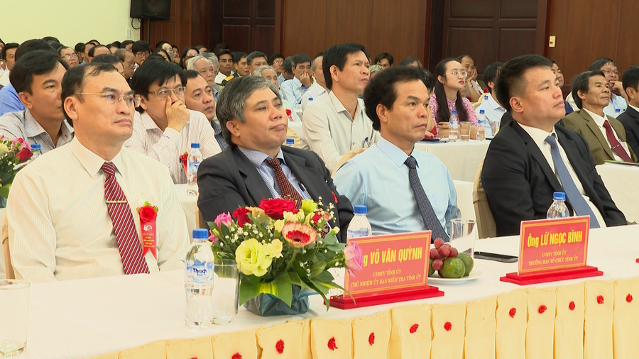 Đại biểu dự tại buổi Lễ kỷ niệm 40 năm ngày Nhà giáo Việt Nam. Đại biểu dự tại buổi Lễ kỷ niệm 40 năm ngày Nhà giáo Việt Nam.