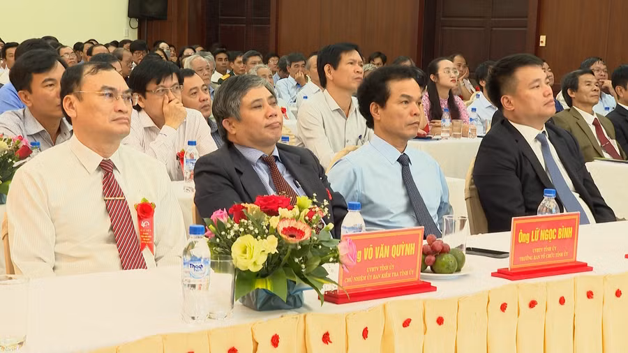 Đại biểu dự tại buổi Lễ kỷ niệm 40 năm ngày Nhà giáo Việt Nam.