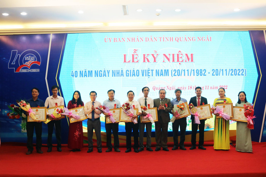 UBND tỉnh Quảng Ngãi cũng tặng Bằng khen cho 10 cá nhân có thành tích trong công tác giáo dục và đào tạo nhân kỷ niệm 40 năm ngày Nhà giáo Việt Nam. UBND tỉnh Quảng Ngãi cũng tặng Bằng khen cho 10 cá nhân có thành tích trong công tác giáo dục và đào tạo nhân kỷ niệm 40 năm ngày Nhà giáo Việt Nam.