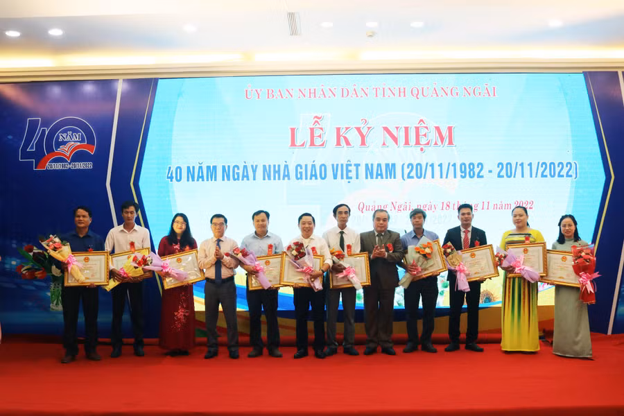 UBND tỉnh Quảng Ngãi cũng tặng Bằng khen cho 10 cá nhân có thành tích trong công tác giáo dục và đào tạo nhân kỷ niệm 40 năm ngày Nhà giáo Việt Nam.