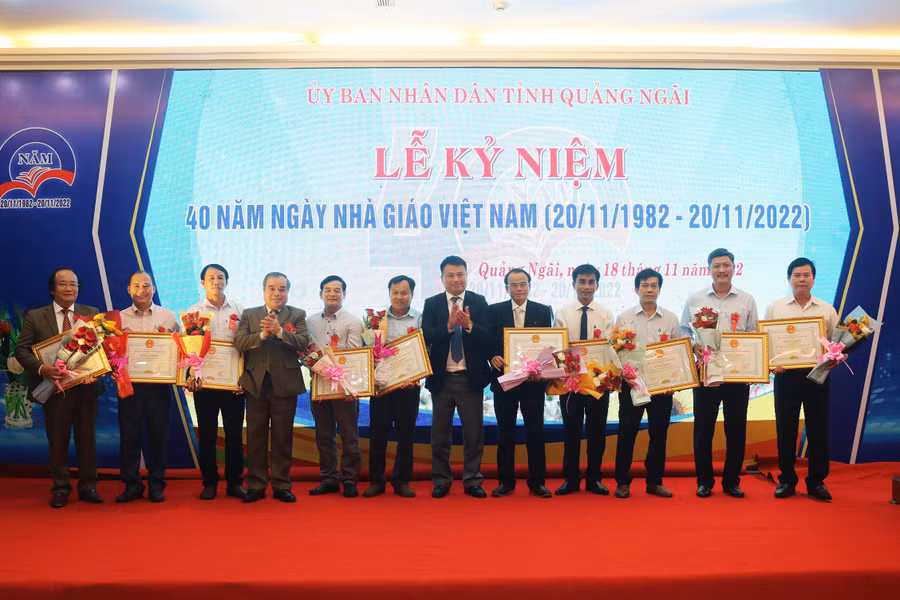 Các tập thể có nhiều đóng góp cho ngành giáo dục và đào tạo được UBND tỉnh Quảng Ngãi tặng Bằng khen.