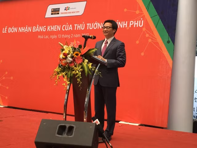 Phó Thủ tướng Vũ Đức Đam trò chuyện với sinh viên Trường ĐH FPT