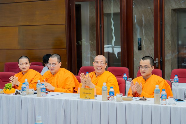 Đại đức Thích Trúc Thái Minh (giữa) cùng các chư tăng chùa Ba Vàng tham dự buổi tham vấn.