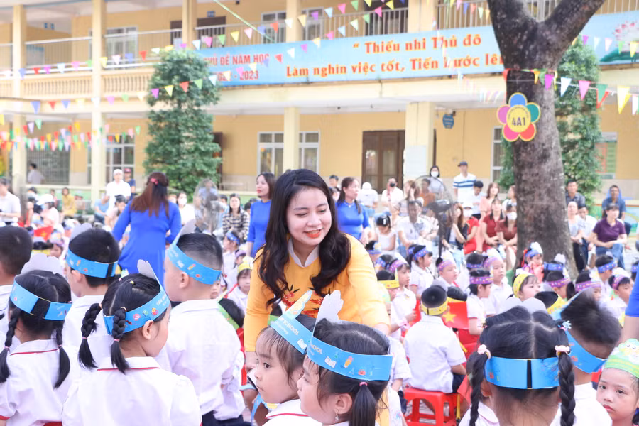 Trong tuần đầu tiên trước ngày khai giảng, trẻ sẽ được làm quen cô, quen lớp, quen bạn.