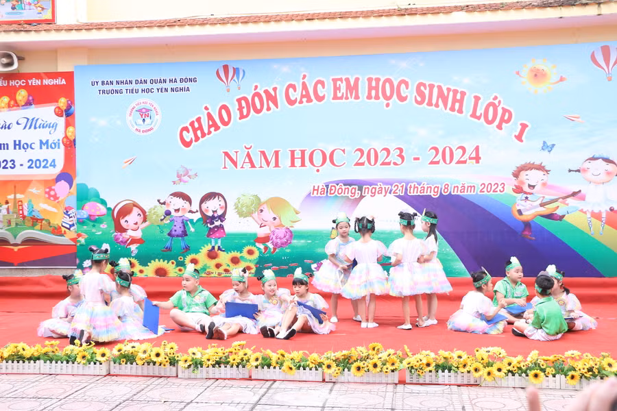 Các em học sinh tham gia biểu diễn văn nghệ trong buổi lễ.