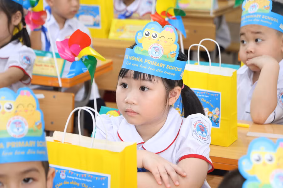 Ánh mắt hồn nhiên, trong veo của trẻ lớp 1 khi lần đầu tới nhận lớp, nhận cô.