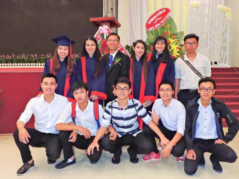 Ths. Nguyễn Văn Hải-Phó trưởng khoa Khoa Tài chính – Kế toán, Trường Đại học Lạc Hồng bên sinh viên của mình Ths. Nguyễn Văn Hải-Phó trưởng khoa Khoa Tài chính – Kế toán, Trường Đại học Lạc Hồng bên sinh viên của mình