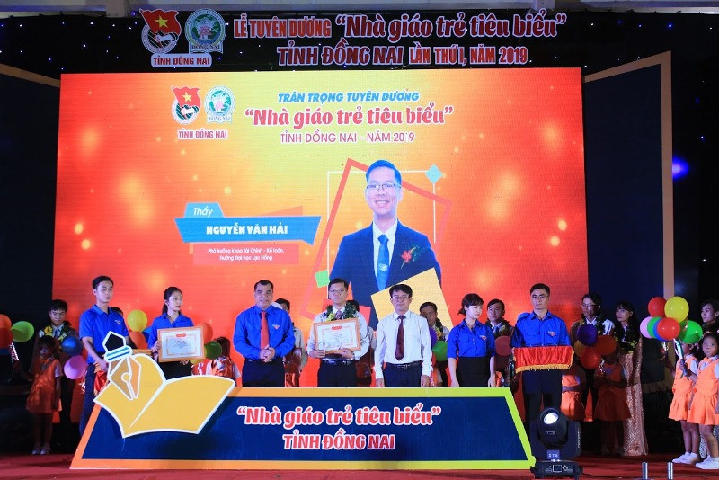 Nhà giáo trẻ Nguyễn Văn Hải tại lễ tuyên dương Nhà giáo tiêu biểu của tỉnh Đồng Nai
