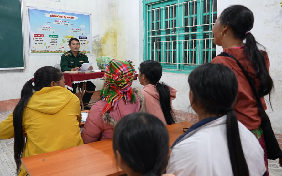 Nhờ có lớp học xoá mù, nhiều bà con bản Suối Lóng (Mường Lát) đã biết đọc, biết viết. (Ảnh: NT).