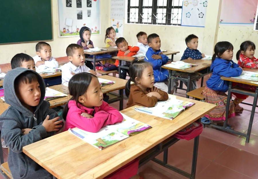 Những đứa trẻ đã được giáo viên vận động ra lớp học. (Ảnh: NT).