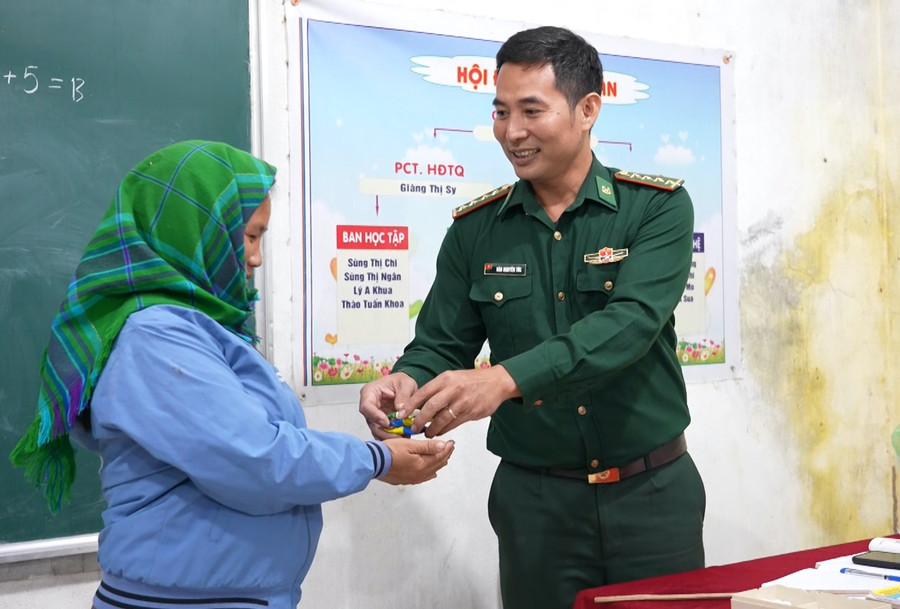 Bà con bản Suối Lóng phấn khởi đến lớp học xoá mù do bộ đội biên phòng đứng lớp. (Ảnh: NT).