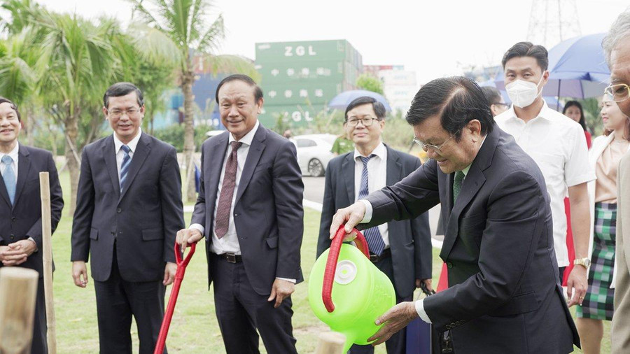 Nguyên Ủy viên Bộ Chính trị, nguyên Chủ tịch nước Trương Tấn Sang tham gia lễ trồng cây tại khuôn viên nhà trường. Nguyên Ủy viên Bộ Chính trị, nguyên Chủ tịch nước Trương Tấn Sang tham gia lễ trồng cây tại khuôn viên nhà trường.