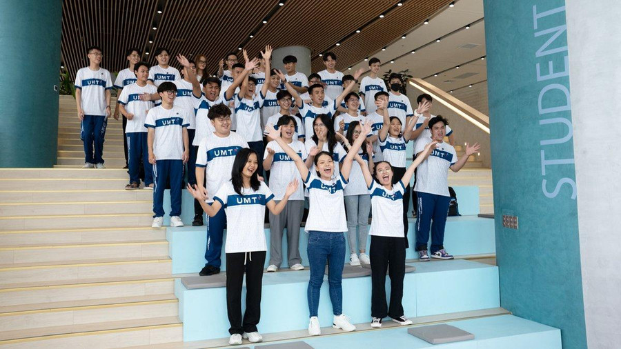 Những sinh viên đầu tiên của Trường ĐH Quản lý và Công nghệ TP.HCM. Những sinh viên đầu tiên của Trường ĐH Quản lý và Công nghệ TP.HCM.