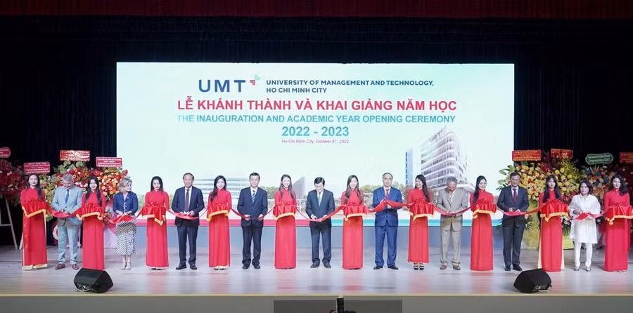 Đại biểu khách mời cắt băng khánh thành cơ sở mới của nhà trường. 