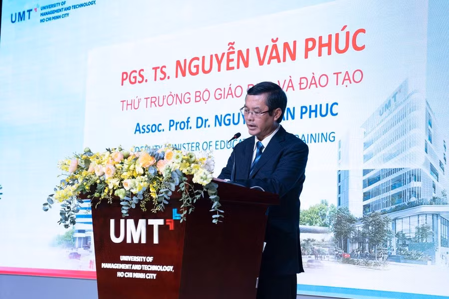PGS.TS Nguyễn Văn Phúc, Thứ trưởng Bộ GD&amp;ĐT phát biểu tại buổi lễ khai giảng.