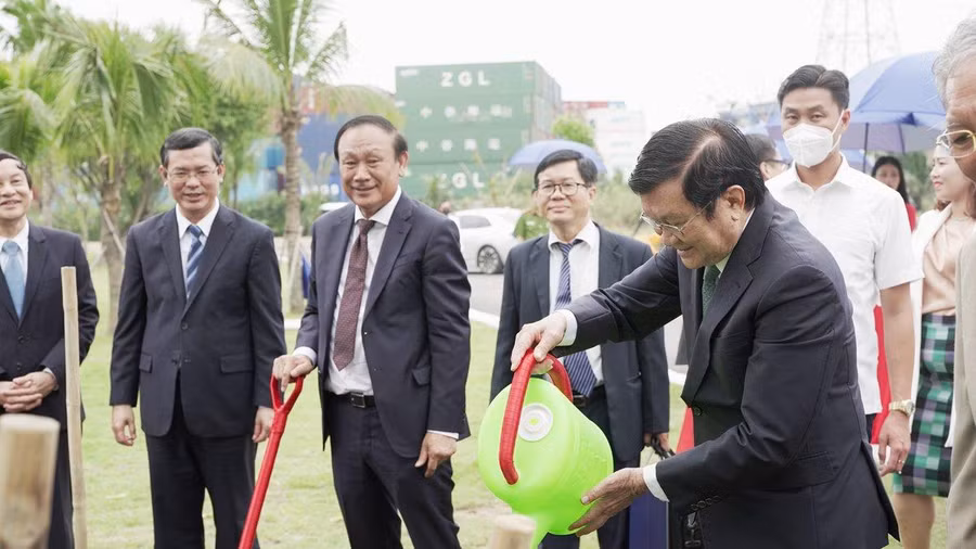 Nguyên Ủy viên Bộ Chính trị, nguyên Chủ tịch nước Trương Tấn Sang tham gia lễ trồng cây tại khuôn viên nhà trường.