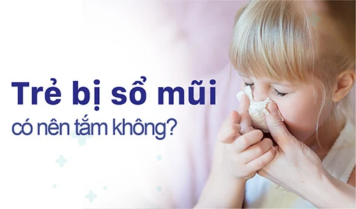 Trẻ bị sổ mũi có nên tắm không là thắc mắc của nhiều người.