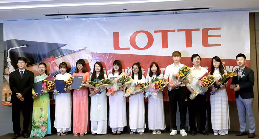 Đại diện LOTTE Mart trao học bổng cho SV Trường ĐH Ngoại ngữ-Tin học TPHCM