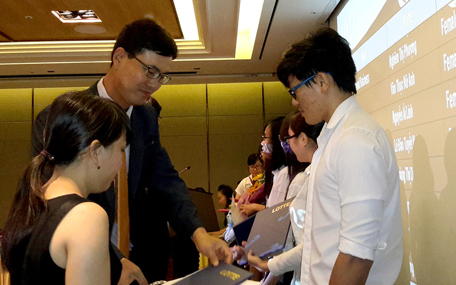 Ông Hong Soon Chang – Phó Tổng lãnh sự quán Hàn Quốc tại Việt Nam, trao học bổng LOTTE cho SV Trường ĐH Kinh tế TPHCM Ông Hong Soon Chang – Phó Tổng lãnh sự quán Hàn Quốc tại Việt Nam, trao học bổng LOTTE cho SV Trường ĐH Kinh tế TPHCM