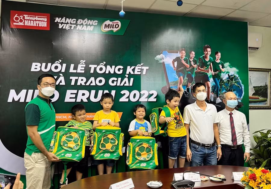 Các vận động viên nhí vui mừng với giải thưởng đạt được.