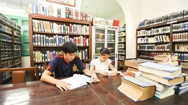 Sinh viên theo học tiếng Pháp đang nghiên cứu học tập tại thư viện Sinh viên theo học tiếng Pháp đang nghiên cứu học tập tại thư viện